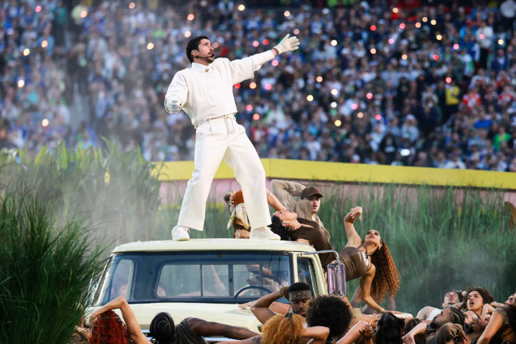 Link al Video Dell'esibizione di Bad Bunny Durante L'intervallo del Super Bowl 2026, VIRALE! Si Esibisce con un Vero e Proprio Matrimonio